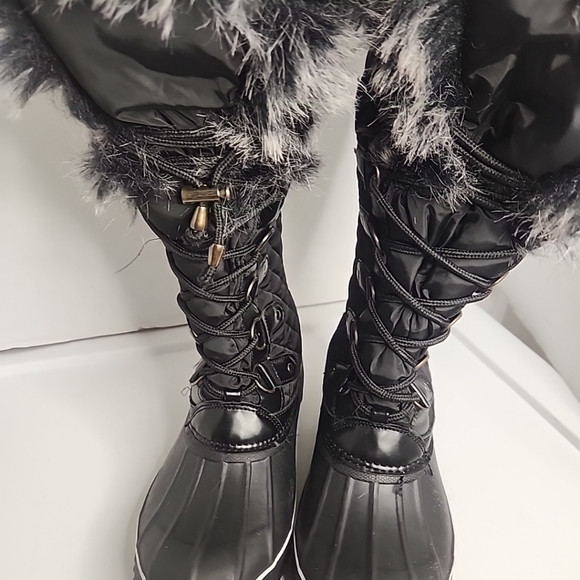 GUESS Women's DUCK fur linedQuilted Boots size: 6 - Picture 5 of 10